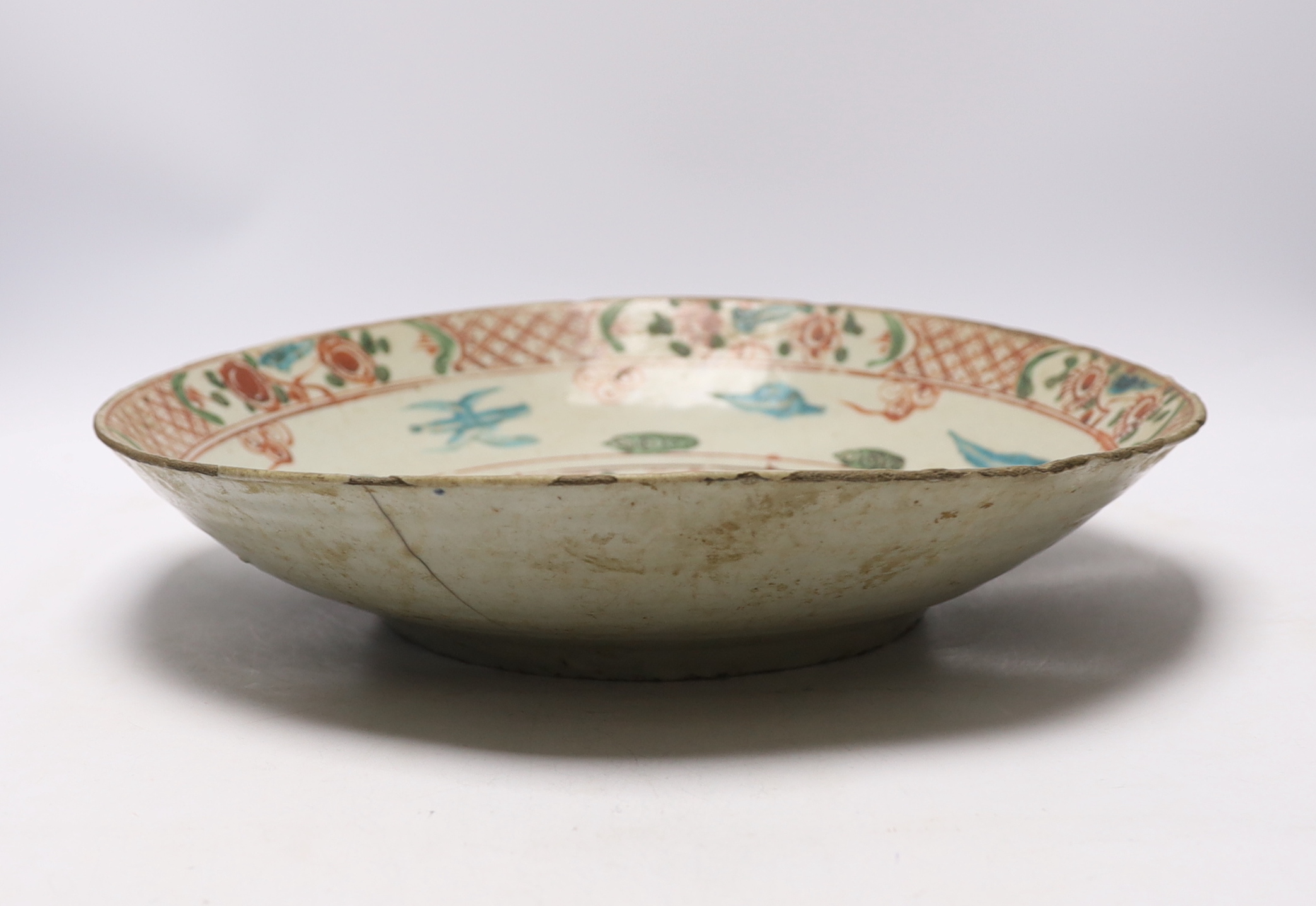 A late 16th century Chinese Swatow enamelled porcelain charger, diameter 38cm